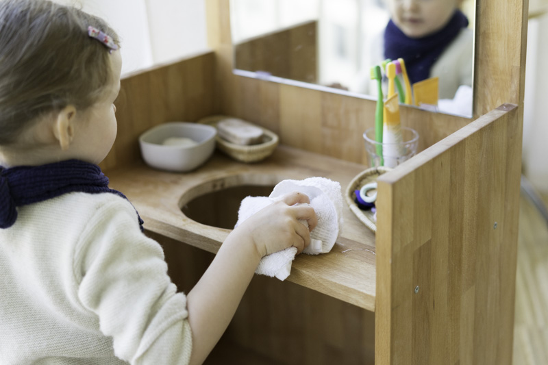 DIY-Waschtisch-Montessori-Zähneputzen-Kind-chezmamapoule