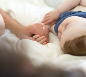Einschlafbegleitung: Vater bringt Kind ins Bett www.chezmamapoule.com