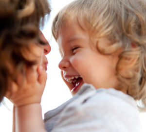 Curly Girl Methode für Kinder: Endlich schmerzfreie Haarroutine. Ich zeige euch wie wir rund 1 mal die Woche Haare kämmen. Und stelle euch unsere liebsten silikonfreien Haarspülungen vor. Haare kämmen ohne Tränen: www.chezmamapoule.com