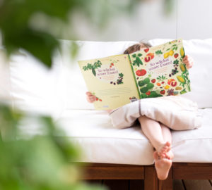 Realistische Bilderbücher: Wir stellen die besten Sommer-Kinderbücher vor. Sommerbücher für Kinder, Kleinkinder zu Hause, im Kindergarten oder Kita vor. Und realistisch, weil mit Montessori im Hinterkopf. Mehr unter: www.chezmamapoule.com
