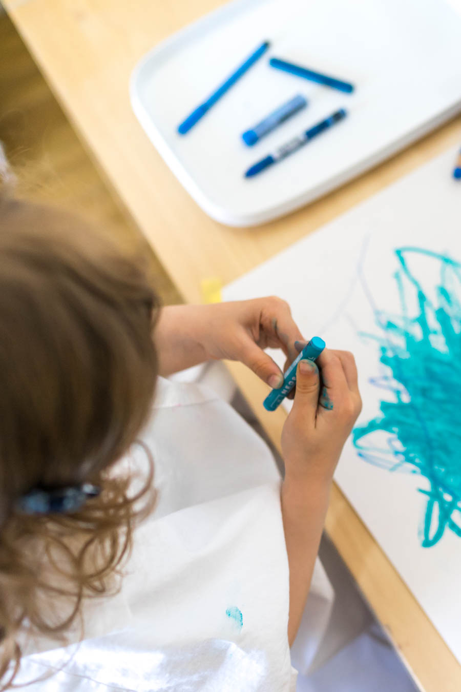 Basteln mit Kleinkindern: Eine Anleitung für Eltern. Wir zeigen euch, eine einfache Idee der „kreativen Einladungen“. Dabei können Kinder ohne Erwartungsdruck oder Vorgaben basteln und malen. Und spielerisch Farben, Formen und Konsistenzen entdecken. Einfache Bastelideen für Kinder, in der Kita, Kindergarten und zu Hause. Basteln mit Kindern findet ihr auf dem Blog: www.chezmamapoule.com #malspiel #unerzogen #montessori #spielideen #attachmentparenting #freiesmalen #freiesbasteln 
