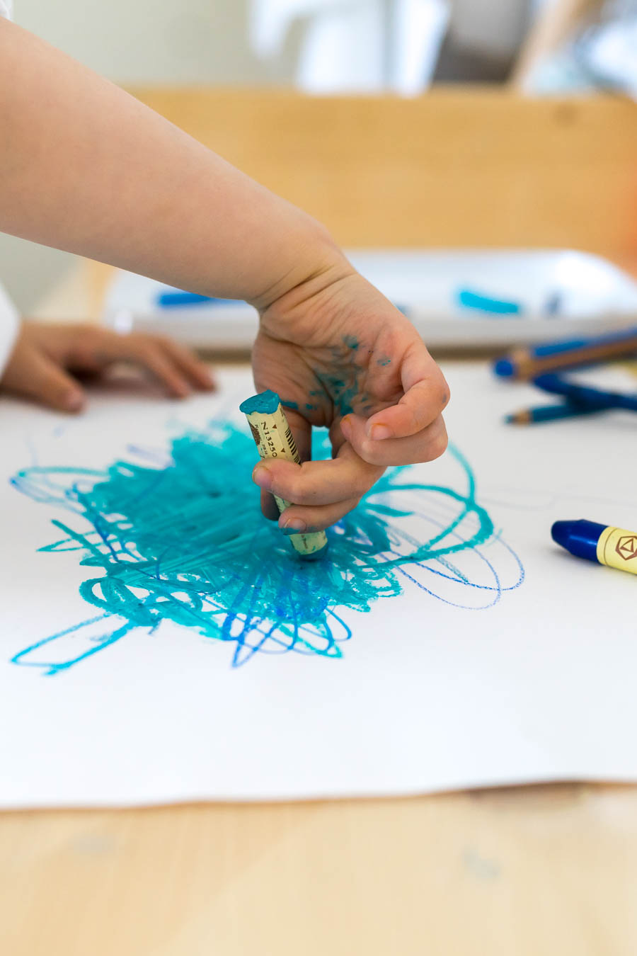 Basteln mit Kleinkindern: Eine Anleitung für Eltern. Wir zeigen euch, eine einfache Idee der „kreativen Einladungen“. Dabei können Kinder ohne Erwartungsdruck oder Vorgaben basteln und malen. Und spielerisch Farben, Formen und Konsistenzen entdecken. Einfache Bastelideen für Kinder, in der Kita, Kindergarten und zu Hause. Basteln mit Kindern findet ihr auf dem Blog: www.chezmamapoule.com #malspiel #unerzogen #montessori #spielideen #attachmentparenting #freiesmalen #freiesbasteln 