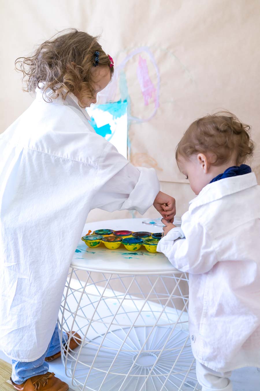 Malen im Stehen: Unsere Malwand und Kreativecke für Kinder. Mit einem IKEA-Hack könnt ihr eine Malecke in einem Kinderzimmer oder in der Kita einrichten und Malzubehör einrichten. Mehr unter: www.chezmamapoule.com #Bastelecke #Malecke #Kreativecke #Bastelsachen #Malsachen #Malaterlier #Malort #zuHause #Malzimmer #Kinderzimmer #Bastelecke #einrichten #organisieren #Kita #Kleinkind #Kunstbereich #Basteln #Malwand #Malzubehör #Malbereich #Kreativbereich #IKEAhack #Bekvam #Gewürzregal