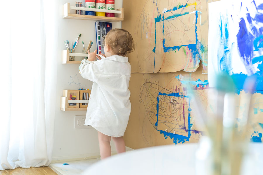 Malen im Stehen: Unsere Malwand und Kreativecke für Kinder. Mit einem IKEA-Hack könnt ihr eine Malecke in einem Kinderzimmer oder in der Kita einrichten und Malzubehör einrichten. Mehr unter: www.chezmamapoule.com #Bastelecke #Malecke #Kreativecke #Bastelsachen #Malsachen #Malaterlier #Malort #zuHause #Malzimmer #Kinderzimmer #Bastelecke #einrichten #organisieren #Kita #Kleinkind #Kunstbereich #Basteln #Malwand #Malzubehör #Malbereich #Kreativbereich #IKEAhack #Bekvam #Gewürzregal