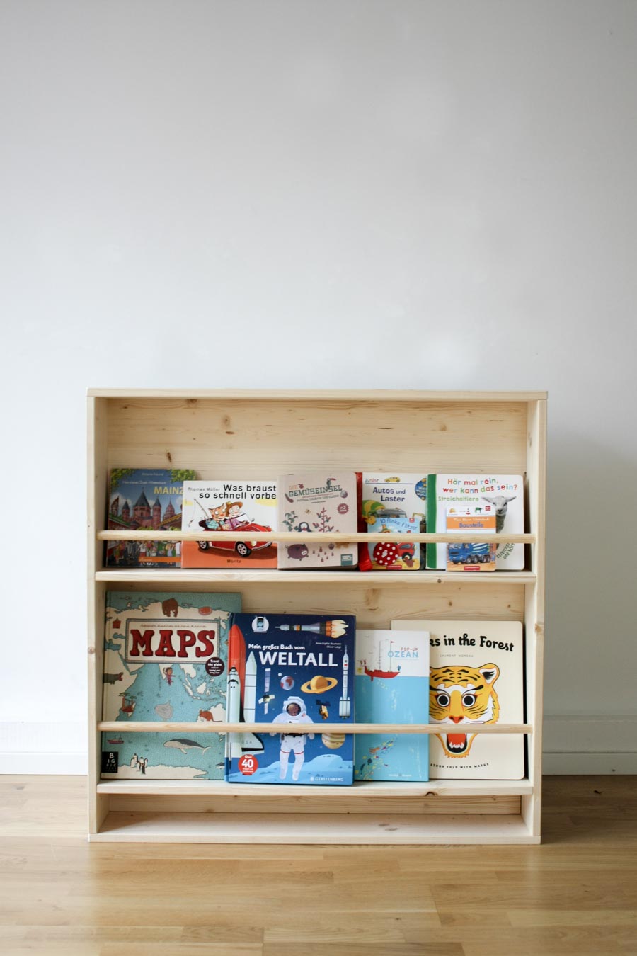 Bücherregal nach Montessori: DIY Kindermöbel für ein Montessori Kinderzimmer für Kleinkinder (ab zwei Jahre) #holz #wenigplatz #diyidee #möbel