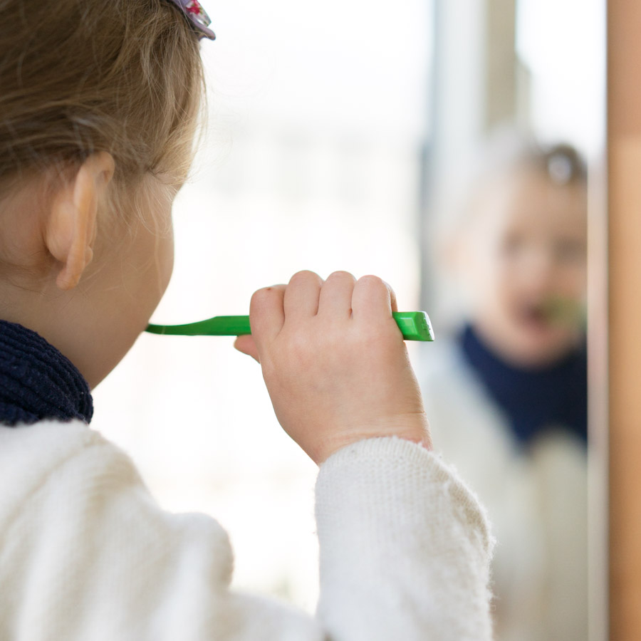 Dank einem tief angebrachten Spiegel, können Kinder sich beim Zähneputzen betrachten. // Aus dem Artikel "7 Tipps, wie man ein Kinderzimmer nach Montessori-Philosophie einrichten kann, auch mit einem knappen Budget" Alles Ideen, die ihr sofort umsetzen könnt: www.chezmamapoule.com #montessori #vorbereiteteumgebung #montessorizuhause
