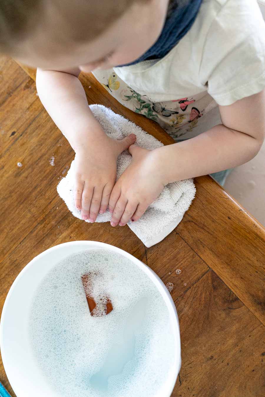 Händewaschen Kinder Spielidee: Letzter Schritt - Gut abtrocknen