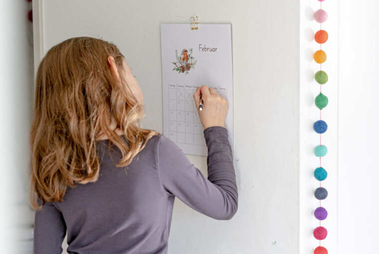 Druckvorlage Kalender für Kinder zum Ausdrucken • DIY Kalender • Spielerisch Zeitgefühl lernen ✓ Jetzt Abo lösen & PDF downloaden